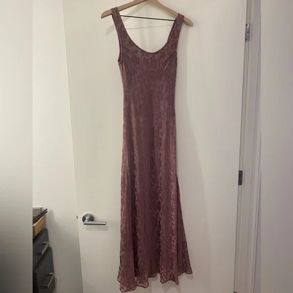 Elegant Sleeveless Dress in Mauve - Picture 3 of 7